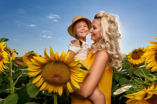 Joven Madre Linda Hija Divierten Campo Girasol — Foto de Stock