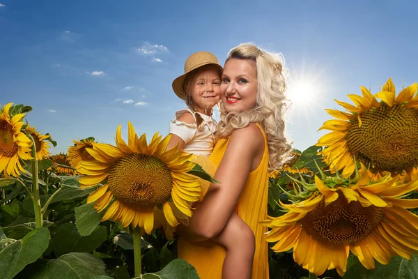 Giovane Madre Sua Figlia Carina Divertirsi Campo Girasole — Foto Stock