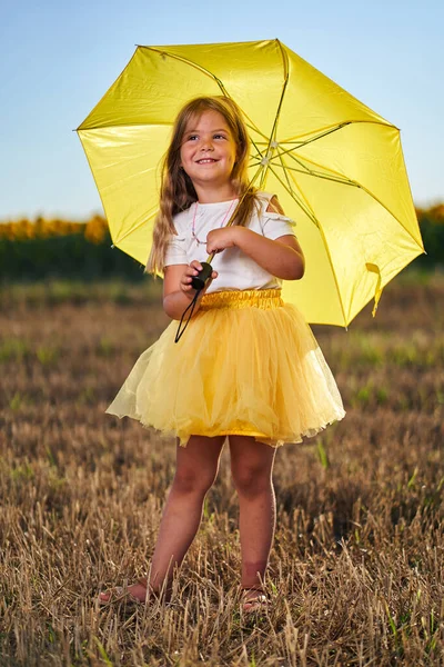 Joyeux Jeune Fille Avec Parapluie Sur Champ Avec Des Tournesols — Photo