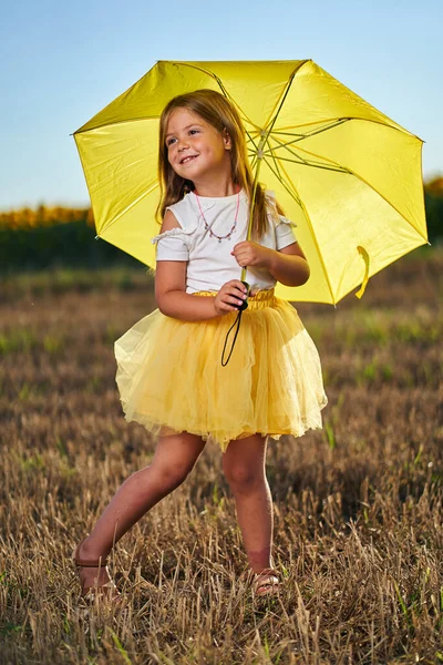 Chica Joven Feliz Con Paraguas Campo Con Girasoles Fondo —  Fotos de Stock