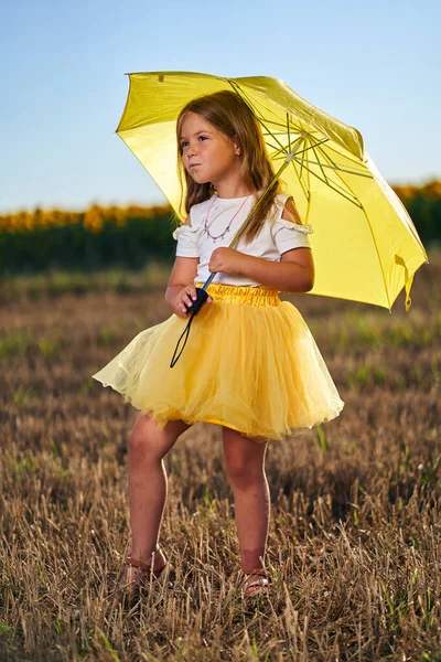Chica Joven Feliz Con Paraguas Campo Con Girasoles Fondo — Foto de Stock