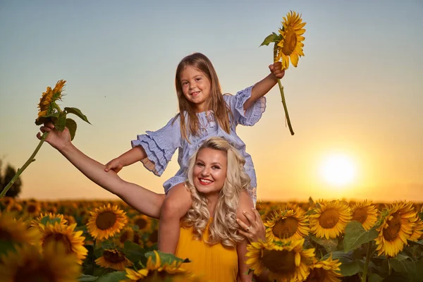 Moeder Dochter Hebben Plezier Bij Zonsondergang Een Zonnebloemenveld — Stockfoto