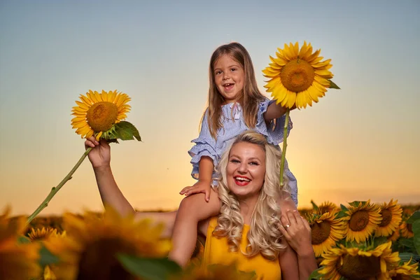 Mutter Und Tochter Amüsieren Sich Bei Sonnenuntergang Einem Sonnenblumenfeld — Stockfoto