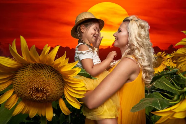 Moeder Houdt Haar Dochter Bij Zonsondergang Een Zonnebloemenveld — Stockfoto