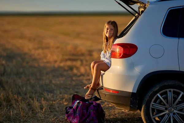 Bonita Menina Sentada Bagageira Carro Seus Pais Pôr Sol Fotografia De Stock