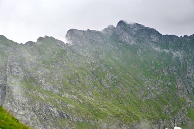 Bulutlu bir yaz gününde dağlık arazi