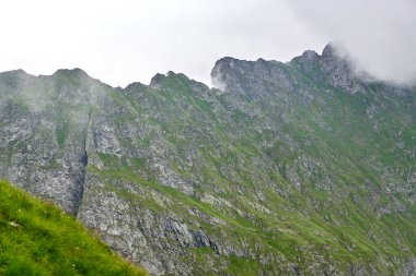 Bulutlu bir yaz gününde dağlık arazi