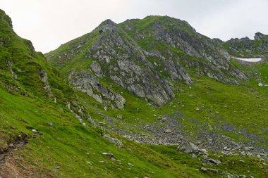 Bulutlu bir yaz gününde dağlık arazi