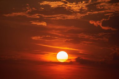 Güneş uzun bir telefoto merceğiyle batıyor.