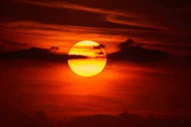 Güneş uzun bir telefoto merceğiyle batıyor.