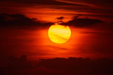 Güneş uzun bir telefoto merceğiyle batıyor.