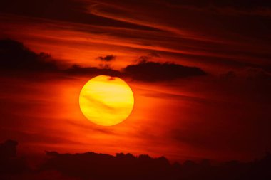 Güneş uzun bir telefoto merceğiyle batıyor.