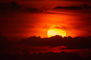 Güneş uzun bir telefoto merceğiyle batıyor.