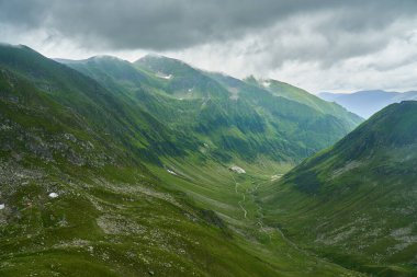 Bulutlu bir yaz gününde dağlık arazi