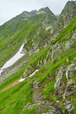 Bulutlu bir yaz gününde dağlık arazi