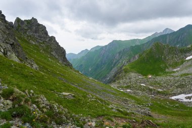 Bulutlu bir yaz gününde dağlık arazi