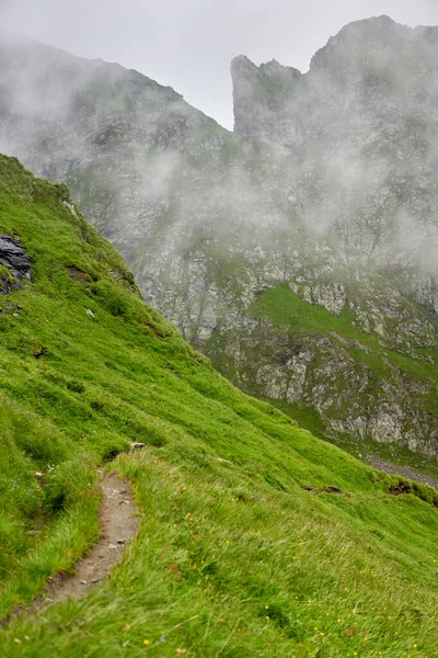 霧の中の山のハイキングコース — ストック写真