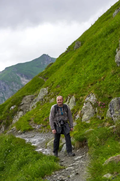 Randonneur Avec Imperméable Grand Sac Dos Randonnée Dans Les Hautes — Photo