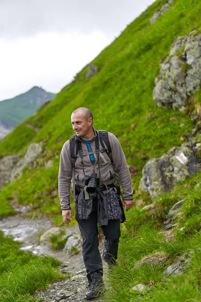 Wandelaar Met Regenjas Grote Rugzak Wandelen Hooglanden — Stockfoto