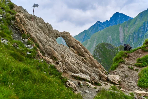 Wanderer Mit Rucksack Auf Wanderweg Den Bergen — Stockfoto