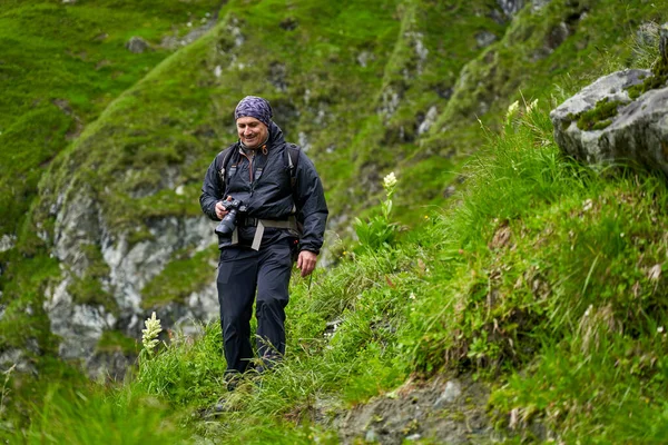 Wandelaar Met Regenjas Grote Rugzak Wandelen Hooglanden — Stockfoto