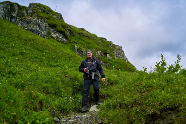 Escursionista Con Impermeabile Grande Zaino Escursioni Negli Altopiani — Foto Stock
