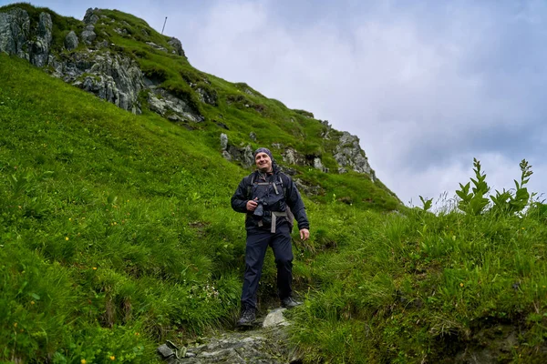 Vandrare Med Regnrock Och Stor Ryggsäck Vandring Höglandet — Stockfoto