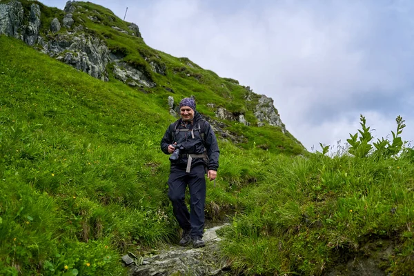 Escursionista Con Impermeabile Grande Zaino Escursioni Negli Altopiani — Foto Stock