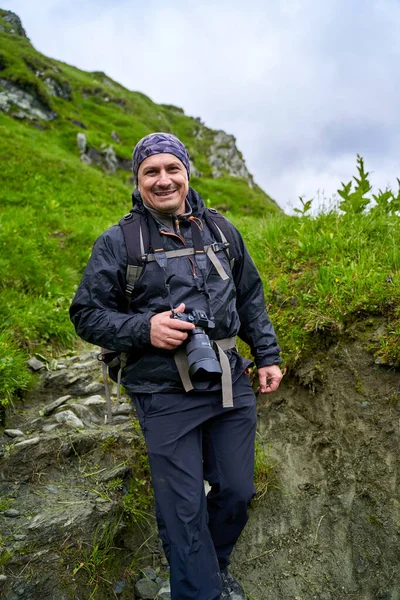 Yağmurluk Büyük Sırt Çantalı Yürüyüşçü Dağlara Doğru Yürüyor — Stok fotoğraf