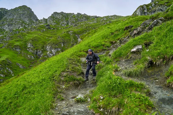 Wanderer Mit Regenmantel Und Großem Rucksack Wandern Ins Hochland — Stockfoto