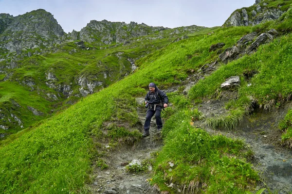 Wandelaar Met Regenjas Grote Rugzak Wandelen Hooglanden — Stockfoto