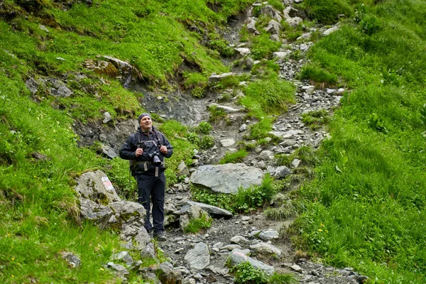 Wanderer Mit Regenmantel Und Großem Rucksack Wandern Ins Hochland — Stockfoto