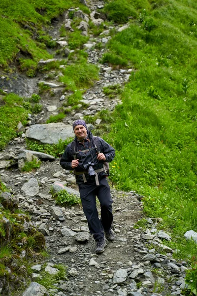 Wandelaar Met Regenjas Grote Rugzak Wandelen Hooglanden — Stockfoto