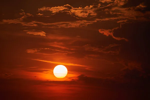 Puesta Sol Disparado Través Teleobjetivo Largo — Foto de Stock