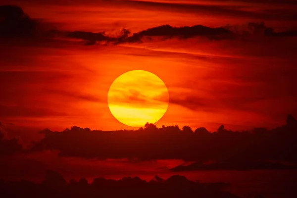 Zachód Słońca Wystrzelony Przez Długi Teleobiektyw — Zdjęcie stockowe