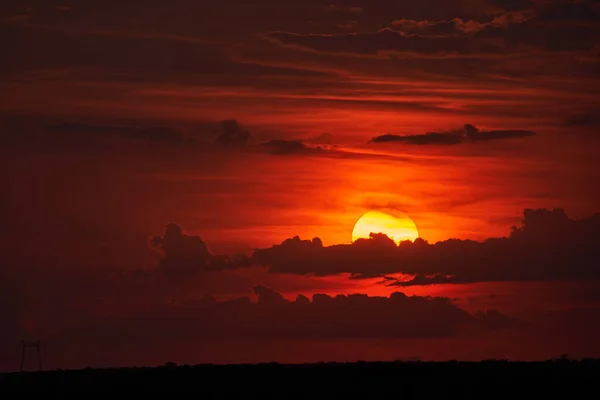 長い望遠レンズを通して撮影された太陽の設定 — ストック写真