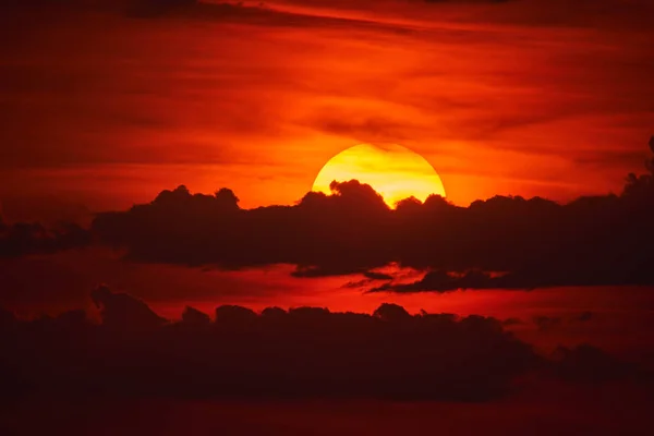 Puesta Sol Disparado Través Teleobjetivo Largo — Foto de Stock