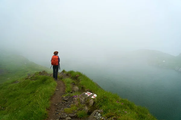 Mujer Con Mochila Caminando Por Sendero Junto Lago Glacial Niebla —  Fotos de Stock