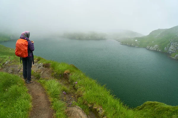 Mujer Con Mochila Caminando Por Sendero Junto Lago Glacial Niebla —  Fotos de Stock