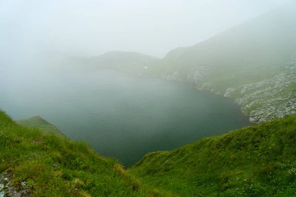 Paysage Avec Lac Glaciaire Dans Les Montagnes Dans Brume — Photo