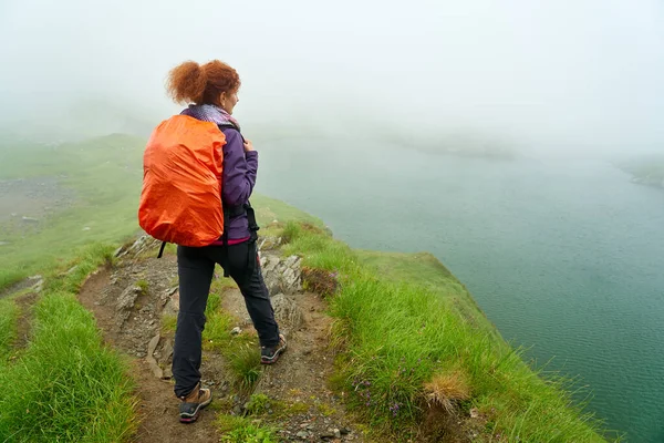 Mujer Con Mochila Caminando Por Sendero Junto Lago Glacial Niebla — Foto de Stock