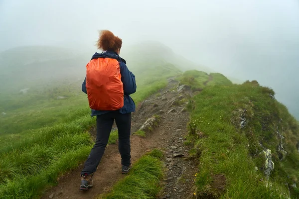 Touristin Mit Rucksack Wandert Auf Wanderweg Den Bergen — Stockfoto