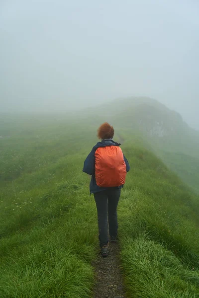 Женщина Туристка Рюкзаком Походы Тропе Горах — стоковое фото