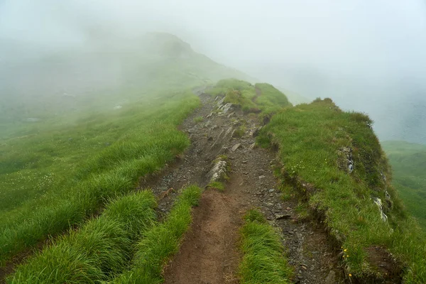 云雾中的登山小径 — 图库照片