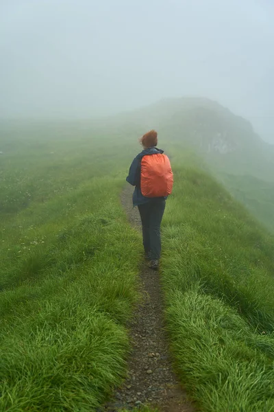 Žena Turista Batohem Pěší Turistika Stezce Horách — Stock fotografie