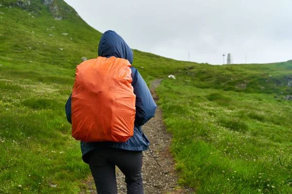 Turista Feminina Com Mochila Caminhadas Uma Trilha Nas Montanhas — Fotografia de Stock