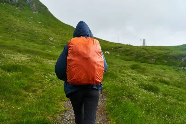 Kvinnlig Turist Med Ryggsäck Vandring Stig Bergen — Stockfoto