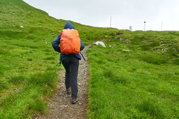山の中の歩道でバックパックハイキングを持つ女性観光客 — ストック写真
