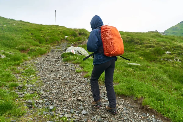 Turista Feminina Com Mochila Caminhadas Uma Trilha Nas Montanhas — Fotografia de Stock