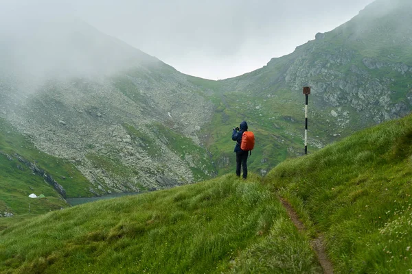 Escursionista Donna Sentiero Montagna Una Nebbiosa Giornata Estiva Piovosa — Foto Stock